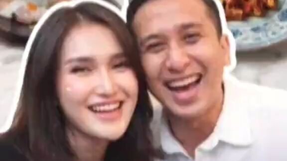 Ayu Tinging bersama Kevin Gusnadi makin akrab.