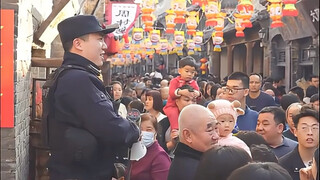 人多的地方请拉紧自己的宝宝哦