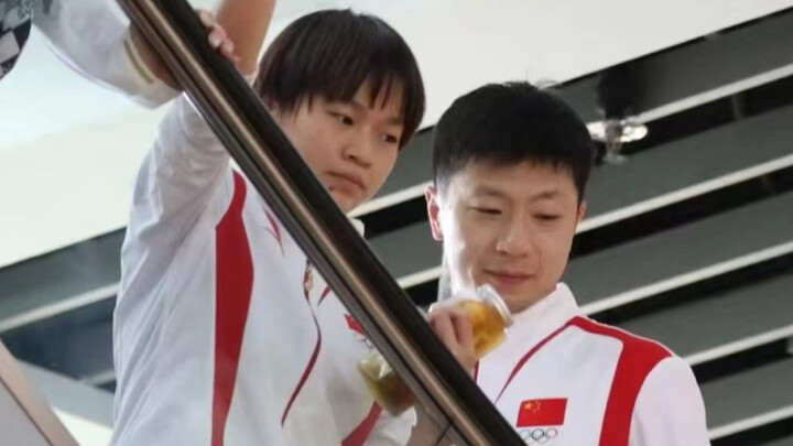 Đội Long dẫn cô nàng toàn mạng đi mua trà sữa, cô nàng toàn mạng cười hí hửng vì có trà sữa để uống 