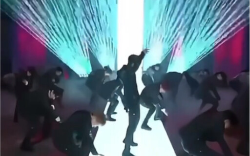 ช่วงเปลี่ยนฉากสุดตื่นตาในโชว์ของเซเว่นทีน