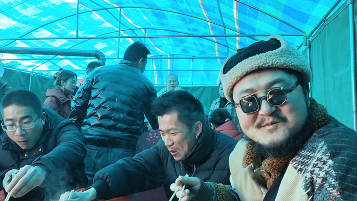 While sketching en plein air in Dongwan Town, Jingyuan County, Gansu Province, I happened to pass by