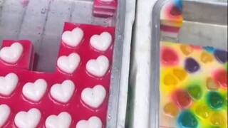 泰国街头五颜六色的果冻，比起吃更想收集起来！