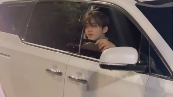 [Choi Seungcheol] Runs into a fan and tells them to go home quickly.
