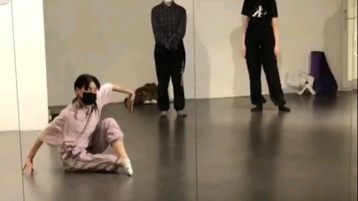 Monika跳的一小段Black Swan 街头女战士