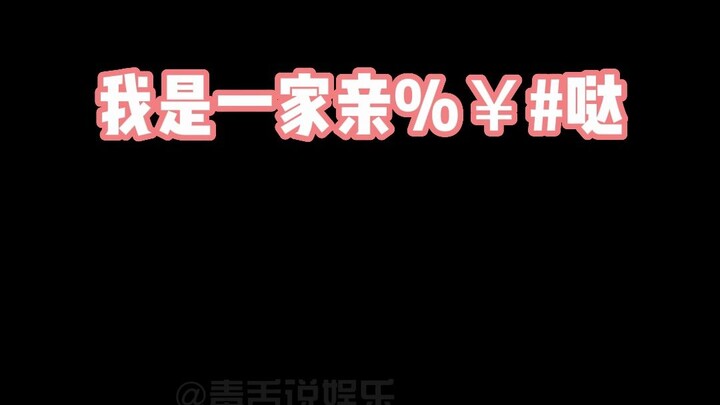 طفل صغير لطيف في الثالثة من عمره يتولى طلبات والده نيابة عنه
