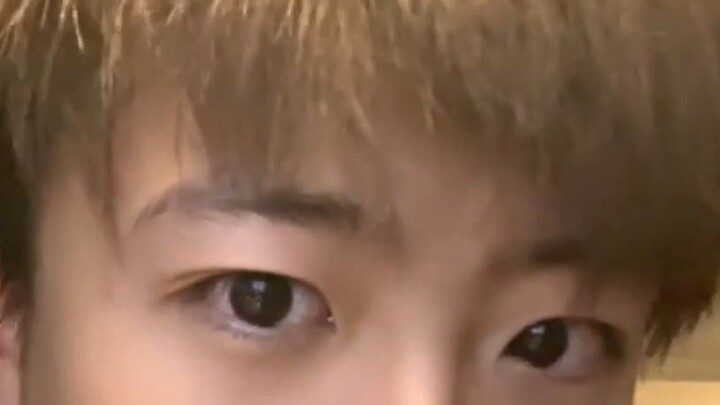 Xiao Chao actually has one single eyelid and one double eyelid?! [doge]