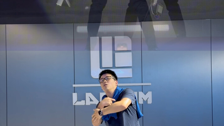 Versi direktur atau versi muda K-pop, kalian pilih!