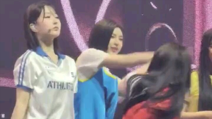 NMIXX fancon performs "Baby Shark"