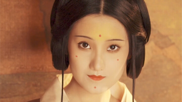 The goose-yellow makeup, also known as “Buddhist makeup,” encapsulates the women of that era’s love 
