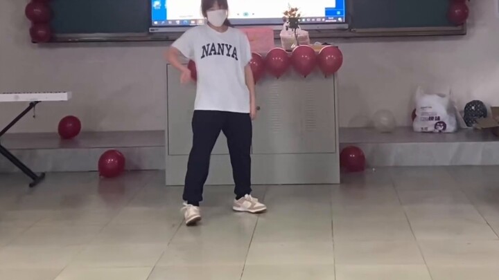Thật xấu hổ biết bao khi nhảy với Jungkook đứng cạnh mà không có đồ thật (
