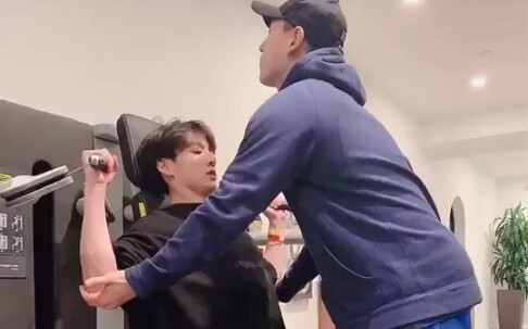 [190507 تحديث جونغكوك] أعجبني هذا!~kk (ليس لدي سوى 4 قطع من معدات اللياقة البدنية في مكان الحادث (͡°