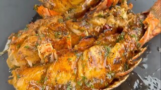 หางกุ้งล็อบสเตอร์สไตล์คาจุนจากรัฐลุยเซียนา ขึ้นชื่อเรื่องรสชาติที่เข้มข้นและเผ็ดร้อน