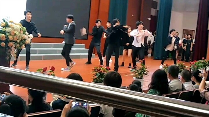 Penampilan terakhir Fu Yunzhe di sekolah!