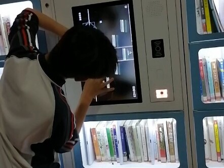 القوي لا يشتكي من الظروف أبدًا.