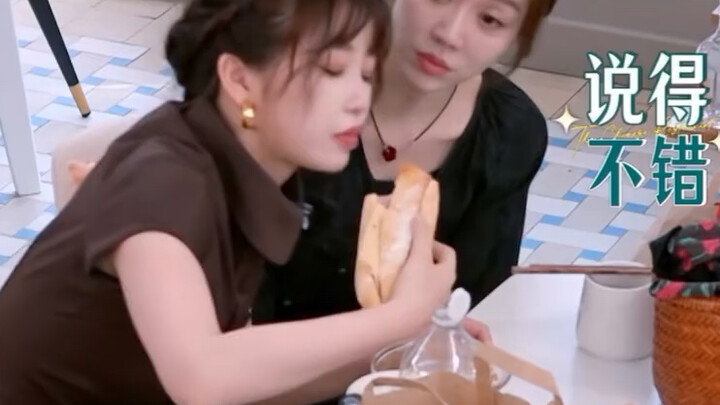 姜妍姐姐她看欣欣子的眼神真的好温柔🥺，孩子是真的饿了嘴没停，旁边的姜妍还给她擦嘴