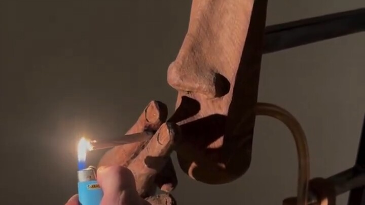 Vật phong ấn của Giáo hội Thần Hơi nước và Cơ khí nghi vấn 2-045: “Cho tôi thời gian châm một điếu t