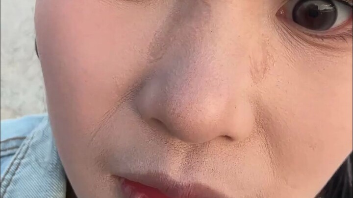 Perubahan base makeup sehari penuh pada wajah orang biasa, ayo! Coba lihat di cermin!