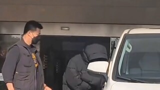 Xiao Zhan keras kepala banget. Cuacanya lebih dari 20 derajat, jadi dia ngotot memakai jaket hitam p