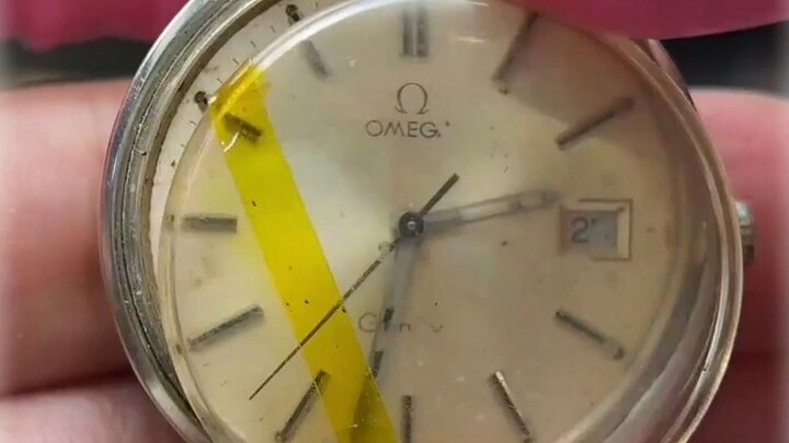 لطالما ارتدت الجدة ساعة أوميغا طوال حياتها؛ لقد أهلك الزمنُها لكنه لم يطمس حبّهما.