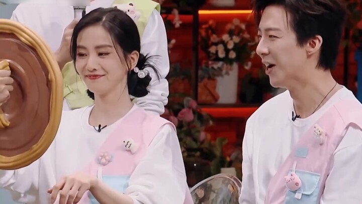 LMAO! Why does Liu Shishi's splashing water party look like a group of teachers teaching kindergarte