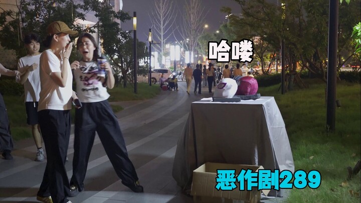 المراهقة غاضبة وبيقولي هأضربك لكسب مكافأة [مقلب 289]