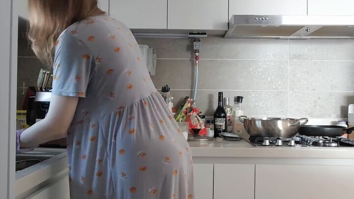 Yulia cùng bạn làm việc nhà
