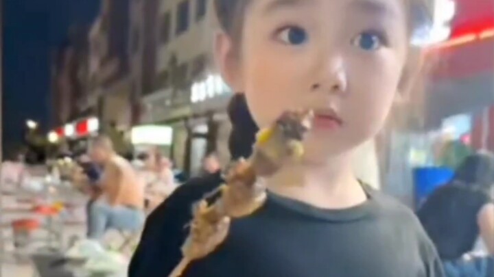 Only the daughter dares to eat cicada larvae; when she hands one to her dad, it even makes him jump 