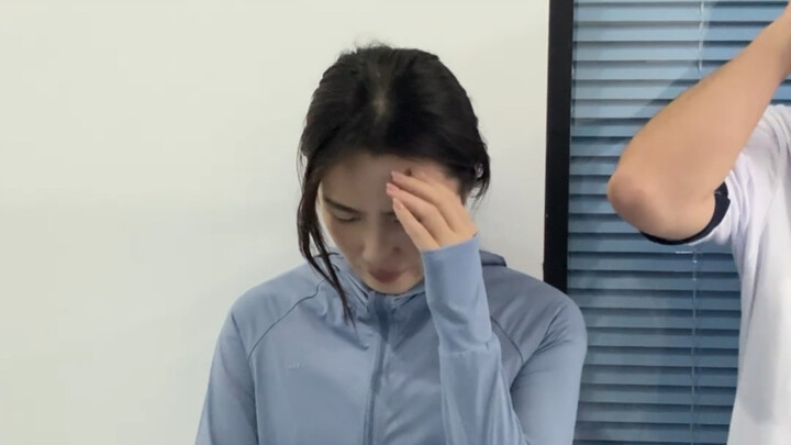 Kakak dan adik dihukum berdiri oleh kepala wali kelas