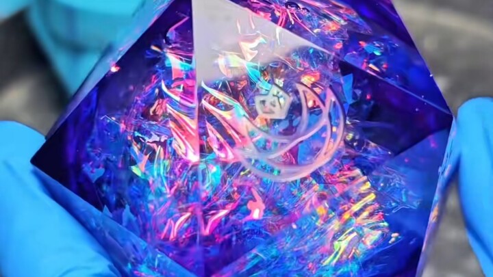 Electric Hexagonal Dice with Liquid Core
