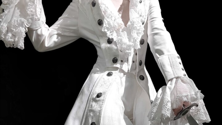 “Mỏng, nhẹ, nửa trong suốt – phong cách chiến đấu” · Phối áo choàng cánh dơi trắng