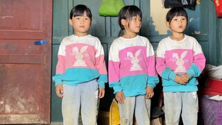 Bà nội nhà bên sang xem ba đứa trẻ đang khiêu vũ.