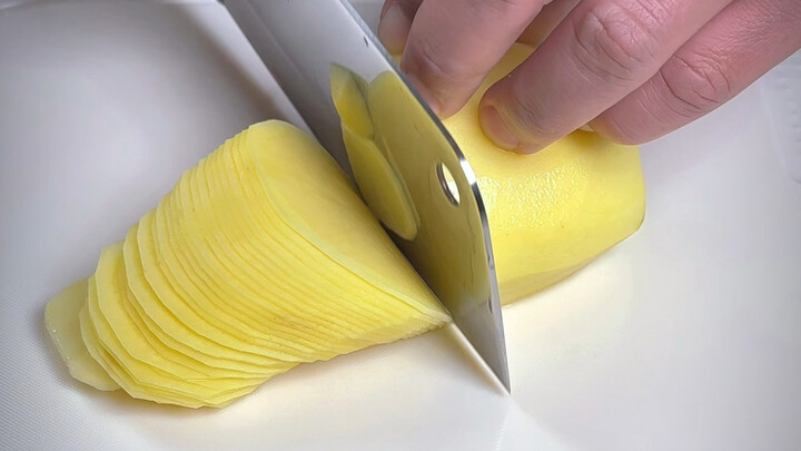 Kakak-beradik, bantu lihat berapa banyak irisan yang aku buat #mengiriskentang #keterampilanmemotong