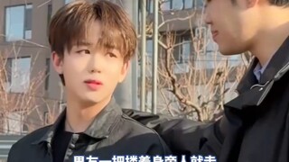 男友一把搂着身旁人就走，结果……搂错了，网友：还扎人家心