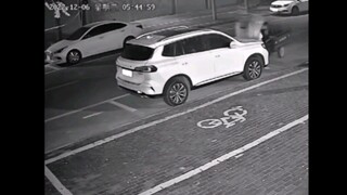 骑三轮车大娘撞到停车位汽车后…