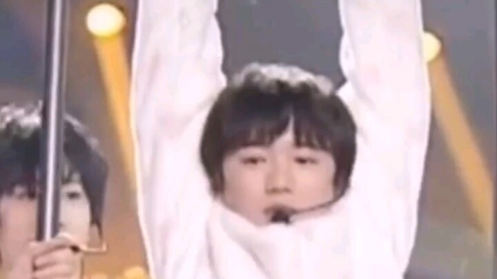 【سونغ ياشوان】كيف يكون بهذا القدر من الجمال؟ بجد حابب أمسحه وأضمه! ما شاء الله، حقًا آلة صناعة الأمها