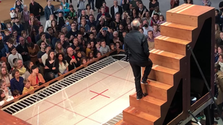 法国舞者借助蹦床和台阶演绎《人生起落》，极致美感！