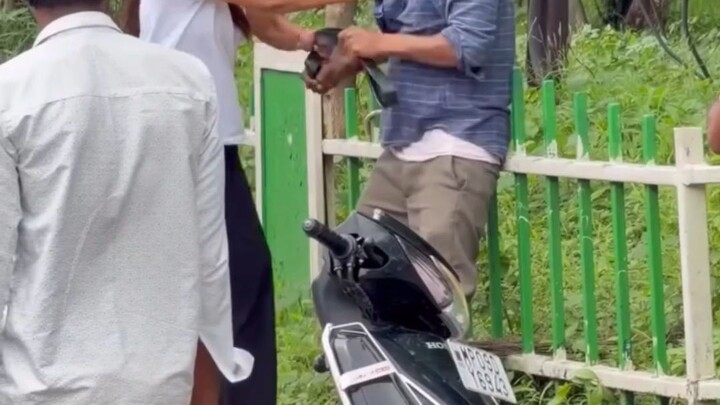 আমাদেরবাংলাদেশের মেয়েকে এভাবে মারতেছে কখনো দেখা হয়নি