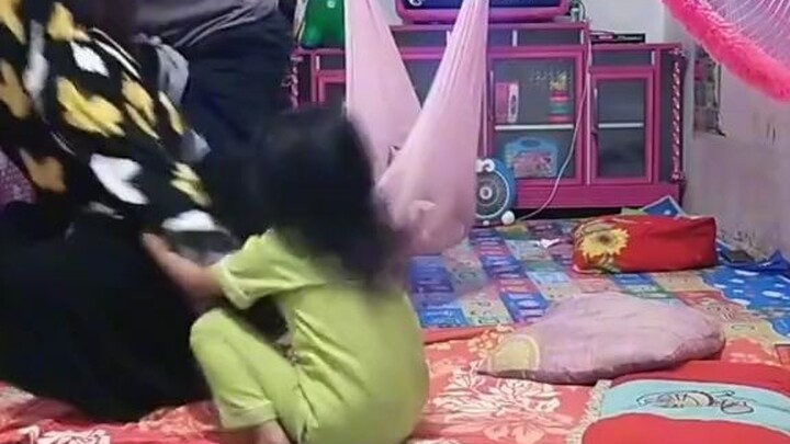 suami mau minta jatah.. eh anak nya bangun..🤣🤣