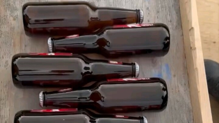 Cuộc thi ném chai xuống núi dao và nổ mìn