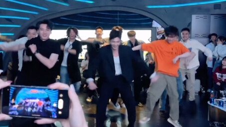 Yang Yang dancing at the PLA Academy of Arts alumni reunion