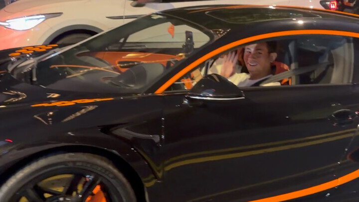 Tengah malam di Shanghai tiba-tiba muncul dua mobil mewah misterius, Pagani dan Bugatti!! Dengan ber