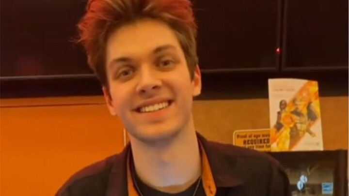 Khi nhân viên phục vụ đi làm mà “đóng băng”!