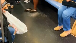 #地铁恶作剧搞笑#地铁奇葩行为 #歪国仁真会玩 #歪国仁搞笑#惡作劇