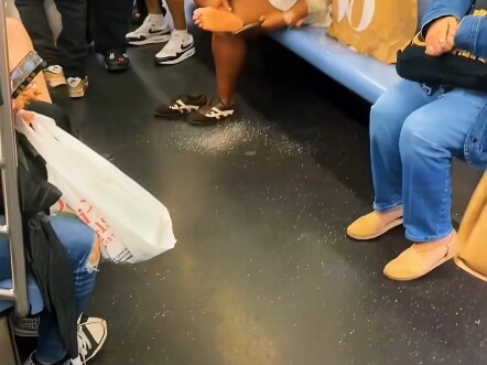 #地铁恶作剧搞笑#地铁奇葩行为 #歪国仁真会玩 #歪国仁搞笑#惡作劇