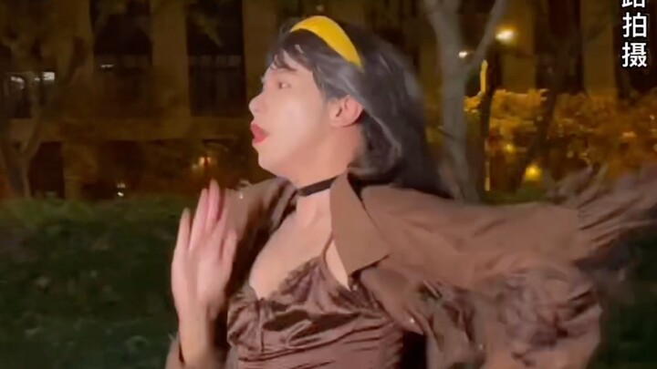 طلب مني المخرج أن أركض وأستخدم موسيقى خلفية جميلة.