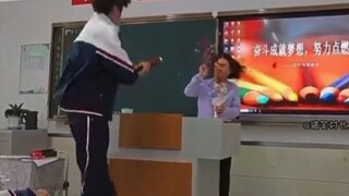这个操作放眼整个学生时代也是相当炸裂的！