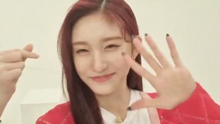 أُعلن مسبقًا عن ظهور آي في الأسبوع الخاص بعودتها، شعرها القصير في الخريف جميل جدًا!