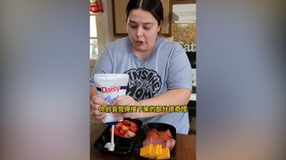 A wife overseas packs lunch for her husband—eating like this, it's hard to avoid exceeding the recom