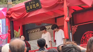 我的天！！王婆说媒 先有俩男大喜结连理，后有俩男大拜堂成亲 真时髦！！！