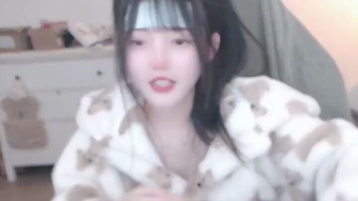 Bạn có thể giới thiệu sơ qua về cô gái này không? Hãy nói hết những gì bạn biết nhé!